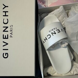 Givenchy kids' White  pool slides slippers Black logo size 31EUR/13US Authentic)